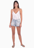 Blusa de tiras cruzada con guipure en escote para mujer - Flashy