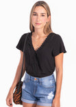 Blusa manga corta con bolillo en escote para mujer - Flashy