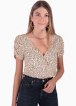 Blusa manga corta con estampado de puntos y escote cruzado color beige para mujer - Flashy