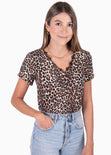 Camiseta con encaje en escote y estampado de animal print para mujer - Flashy