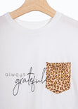Camiseta estampada con bolsillo de animal print para mujer - Flashy