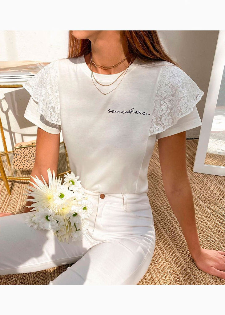 Camiseta estampada con encaje en mangas y bordado "Somewhere" para mujer - Flashy