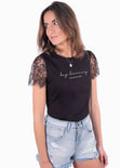 Camiseta estampada con mangas de encaje "Day dreaming forever" para mujer - Flashy