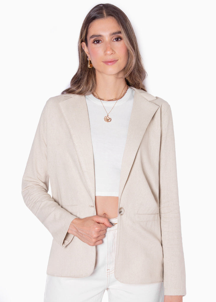Blazer tipo sastre de lino con bolsillos en frente color beige para mujer - Flashy