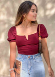Blusa con escote en v y mangas embombadas color vino para mujer - Flashy