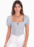 Blusa con escote en v y mangas embombadas color azul para mujer - Flashy