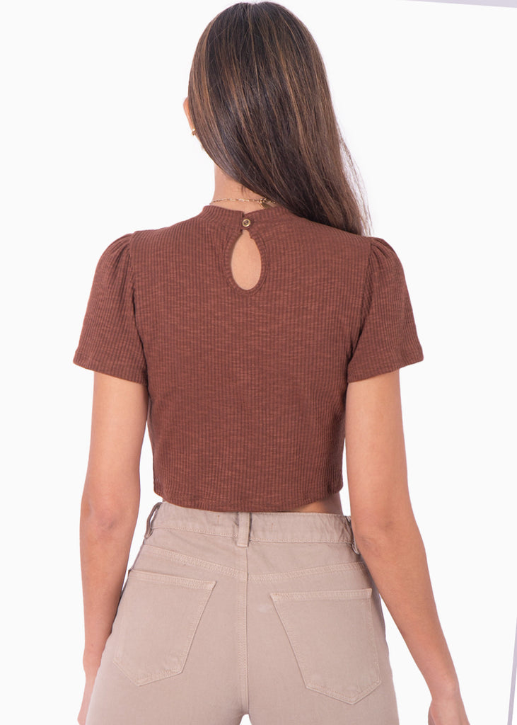 Blusa corta cuello alto, manga corta con recogido en hombros color café para mujer - Flashy