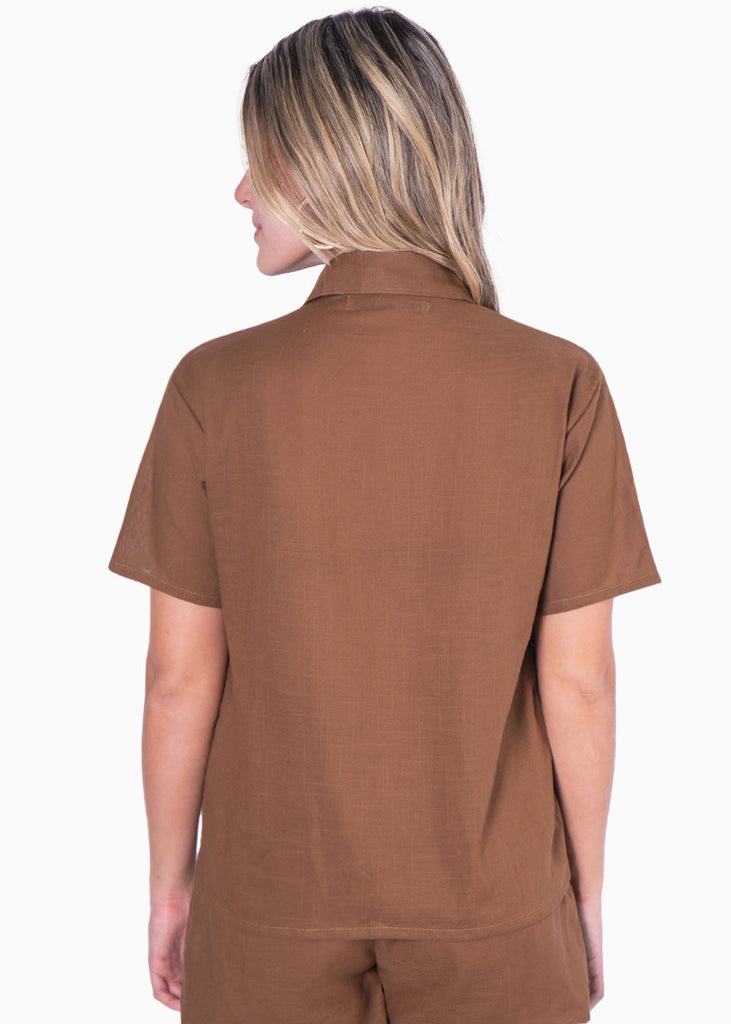Blusa de botones manga corta color café para mujer - Flashy