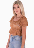 Blusa corta de encaje con mangas embombadas color café, camel para mujer - Flashy