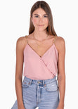 Blusa de tiras con cadenas y frente cruzado color rosado para mujer - Flashy