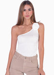 Blusa de un solo hombro con aplique de flor color marfil para mujer - Flashy
