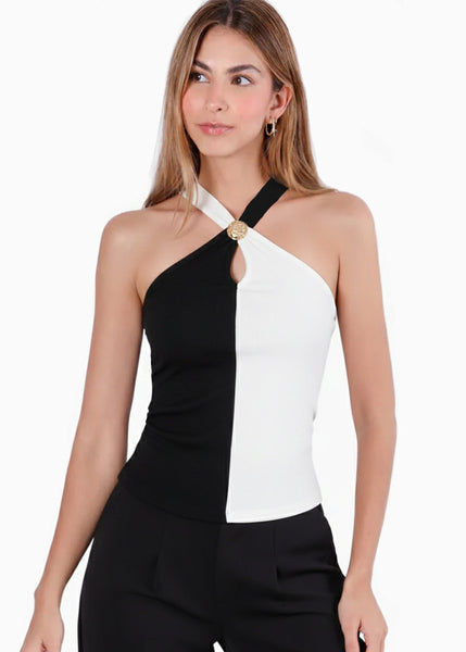 Blusa en contraste con accesorio dorado en el escote - LORETO