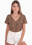 Blusa manga corta con estampado de animal print y escote cruzado color café para mujer - Flashy