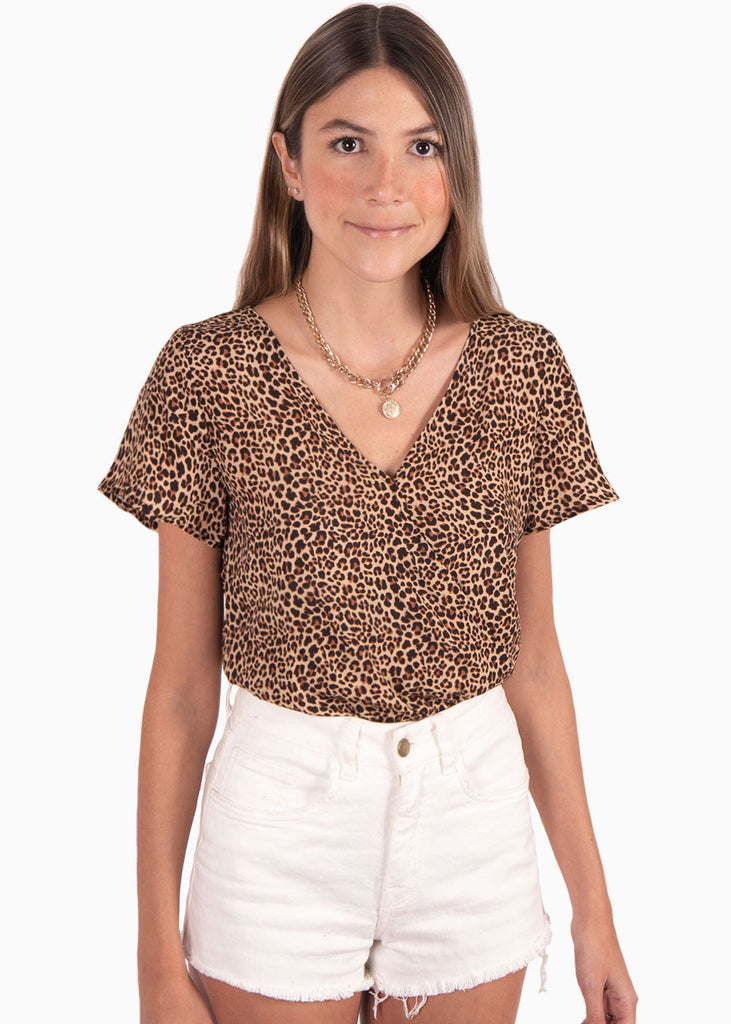 Blusa manga corta con estampado de animal print y escote cruzado color café para mujer - Flashy