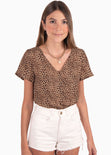 Blusa manga corta con estampado de animal print y escote cruzado color café para mujer - Flashy