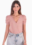 Blusa manga corta con recogido y escote en v color rosado para mujer - Flashy