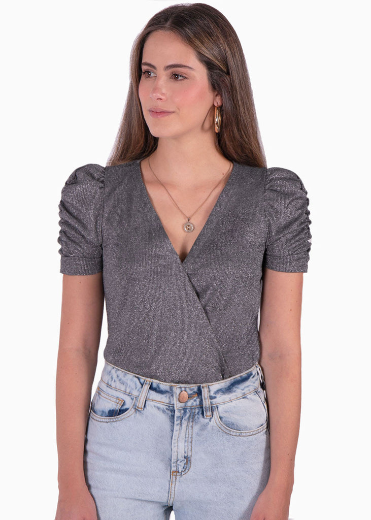 Blusa manga corta con recogido y escote en v color gris para mujer - Flashy