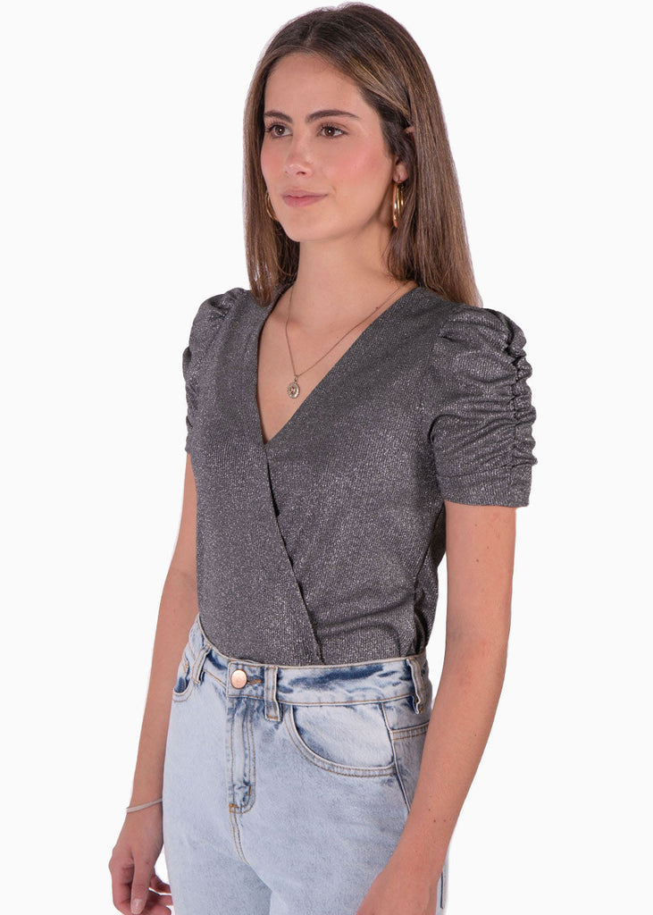 Blusa manga corta con recogido y escote en v color gris para mujer - Flashy