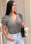 Blusa manga corta con recogido y escote en v color gris para mujer - Flashy