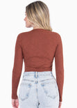 Blusa manga larga con cut out en el escote color café para mujer - Flashy