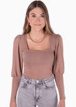 Blusa manga larga con escote cuadrado y mangas embombadas color beige para mujer - Flashy