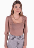 Blusa manga larga con escote cuadrado y mangas embombadas color beige para mujer - Flashy