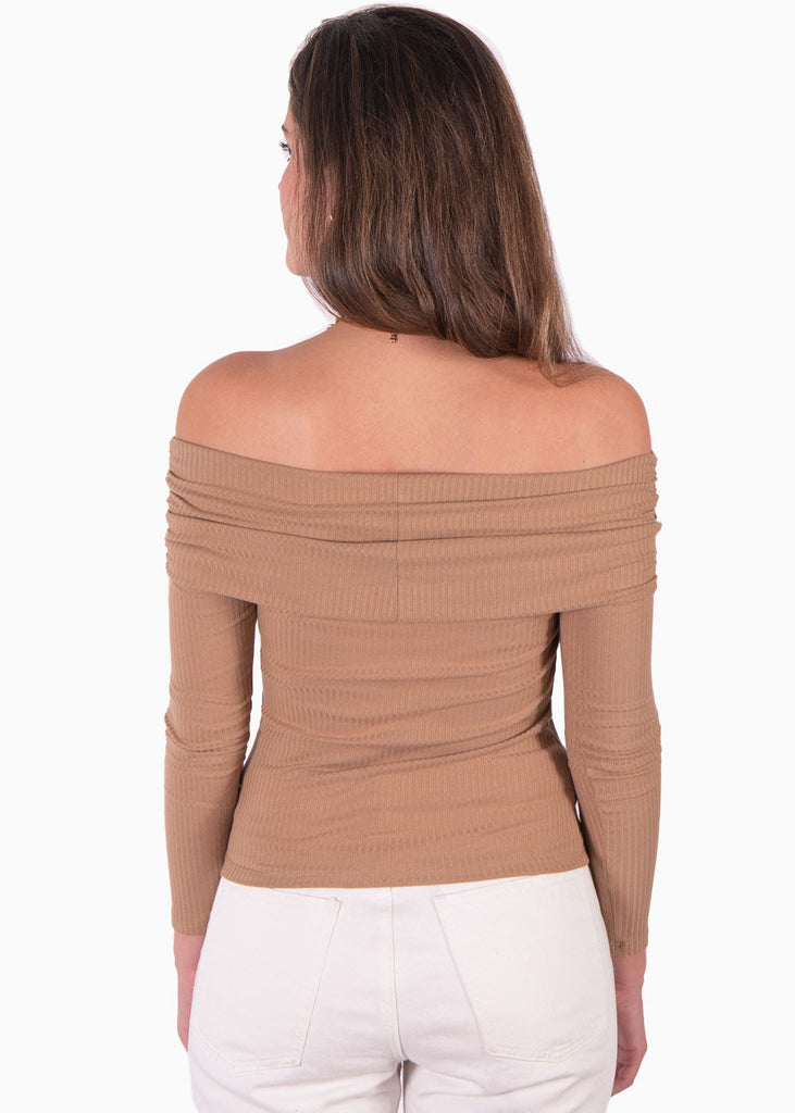 Blusa manga larga con escote off shoulder color beige para mujer - Flashy