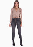 Blusa manga larga con recogido en escote color beige para mujer - Flashy
