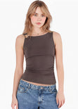 Blusa sin mangas con accesorio dorado en hombro - ALMANZA