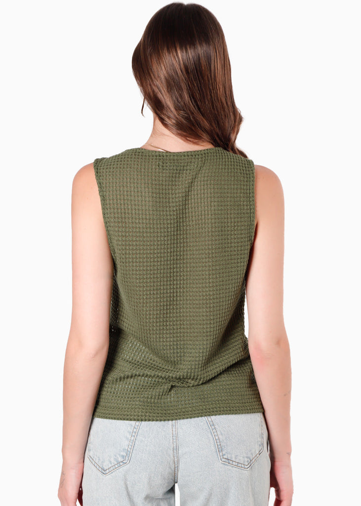 Blusa sin mangas con broches en frente y abertura color verde para mujer - Flashy