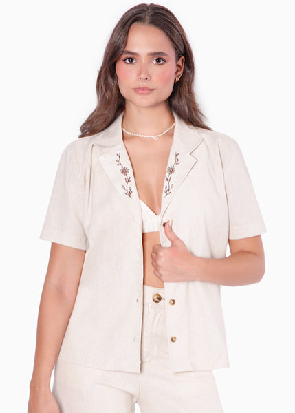 Blusa tipo sastre de lino, manga corta y con bordado en cuello color beige para mujer - Flashy