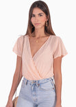 Body con escote cruzado en tela transparente color rosado para mujer - Flashy