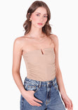 Body con varilla cuadrada en escote y drapeado en costados color café para mujer - Flashy