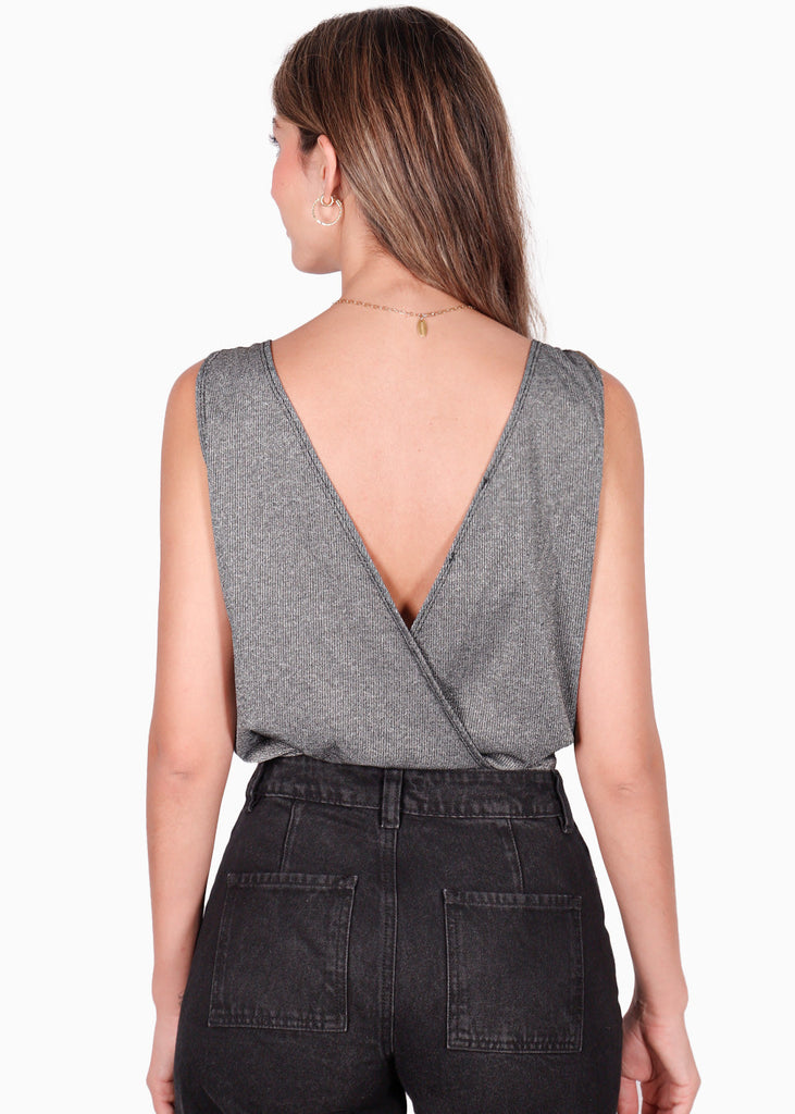 Body sin mangas drapeado con escote cruzado color negro para mujer - Flashy