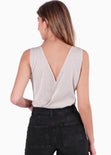 Body sin mangas drapeado con escote cruzado color plateado para mujer - Flashy