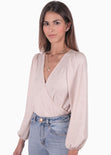 Blusa con escote cruzado y recogido en hombros color beige para mujer - Flashy