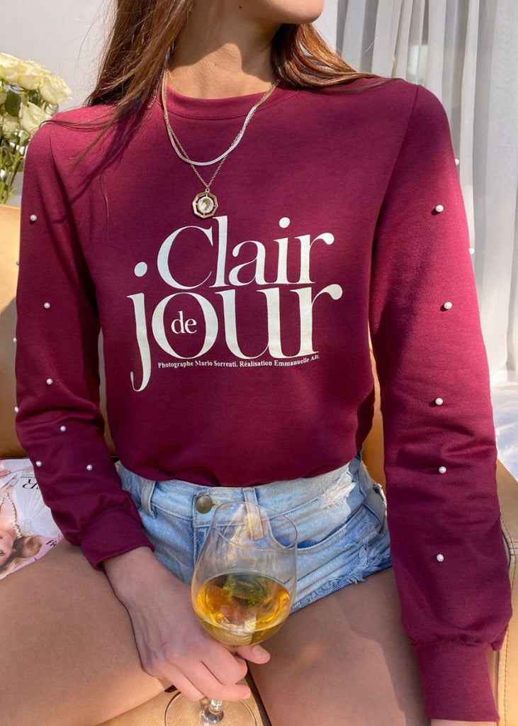 Buzo con estampado "Clair de jour" y perlas en mangas color vino para mujer - Flashy