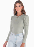 Buzo con recogido en mangas y hombreras color verde para mujer - Flashy