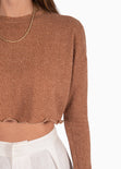 Buzo corto tejido con cuello redondo color camel, café para mujer - Flashy