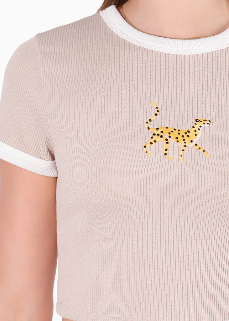 Camiseta baby tee en rib con bordado de leopardo para mujer - Flashy