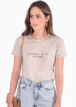 Camiseta con estampado con "Elegance is an attitude" para mujer - Flashy