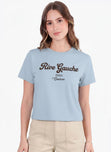 Camiseta con silueta semi oversize y con texto gráfico estampado - ALAJUELA