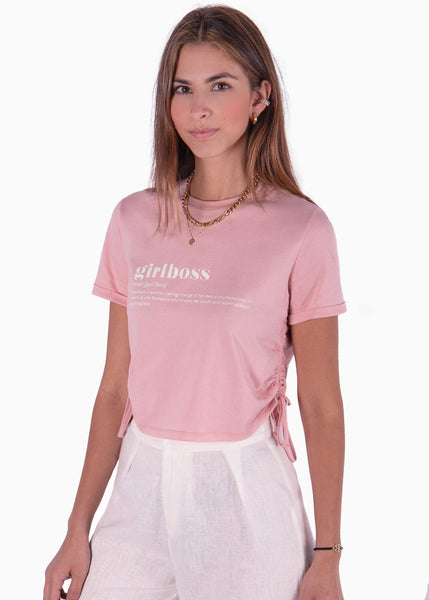 Camiseta corta con recogidos en costados y estampado "Girlboss" color rosado para mujer - Flashy