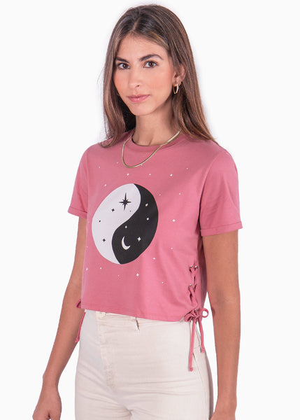 Camiseta corta de ojaletes con estampado de ying yang color rosado para mujer - Flashy