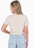 Camiseta crop con bordado en bolsillo "Je ne sais quoi" color beige para mujer - Flashy