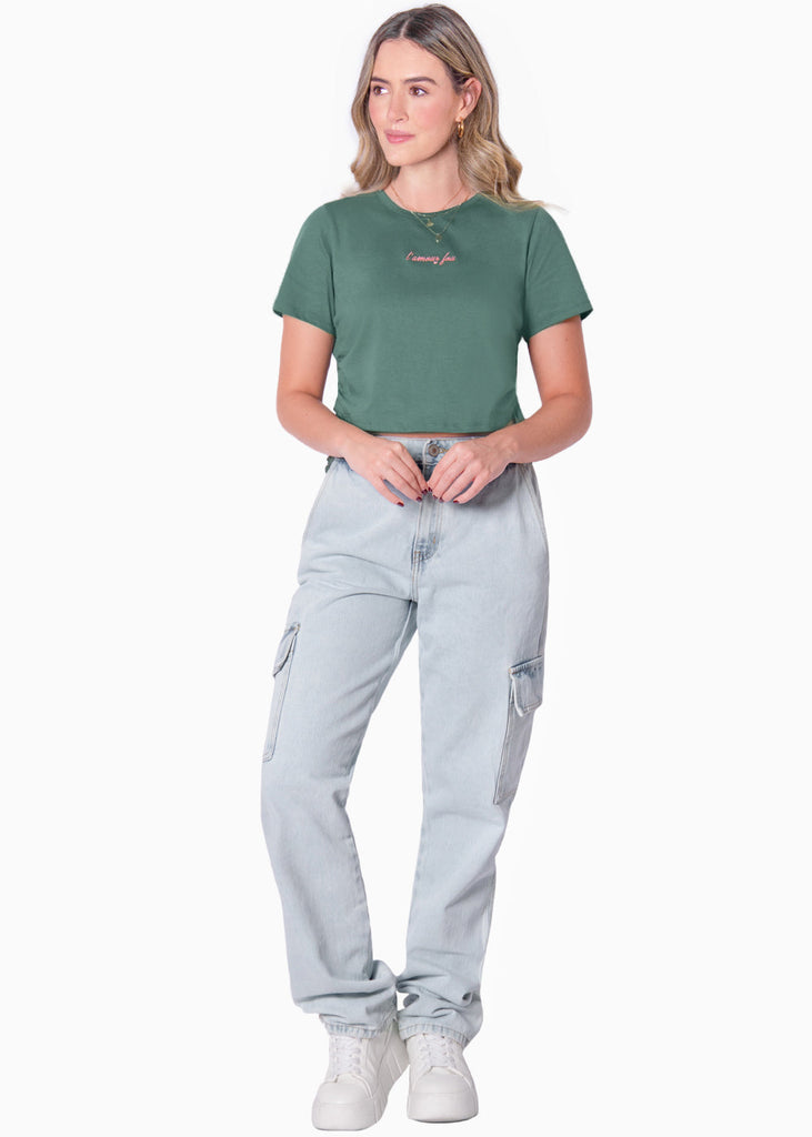 Camiseta crop estampada "L'amour fou" y recogidos en costados color verde para mujer - Flashy