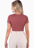 Camiseta crop manga corta con frente entorchado color terracota para mujer - Flashy