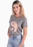 Camiseta estampada "bring good energy everywhere" color gris para mujer - Flashy