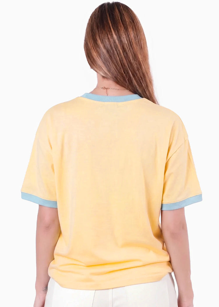 Camiseta oversize color amarillo con contraste azul en cuello, puños y hombros - PREMIUM.COLOMBIA