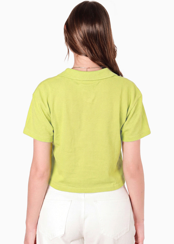 Camiseta tipo polo cropped con perilla, cuello y bordado - GERBERA.AMARILLO